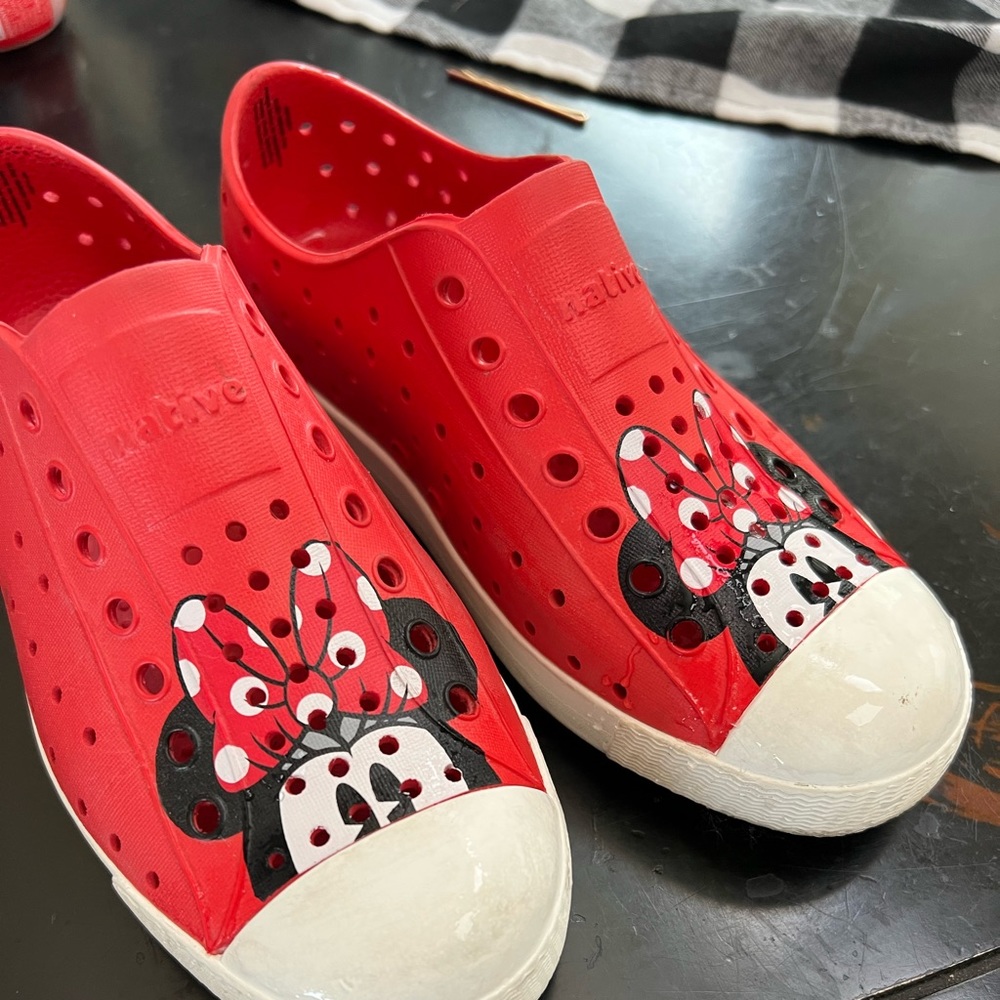 Minnie Mouse disney natives. Excellent condition barely worn.
